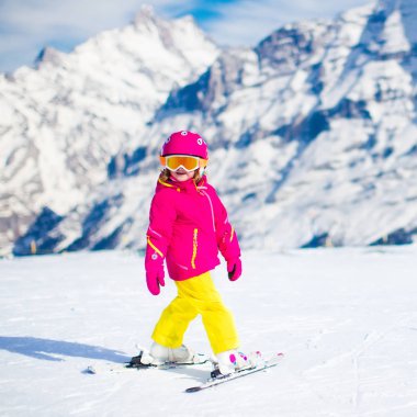 Kayak ve kar eğlenceli. Çocuk kış dağlarda. 
