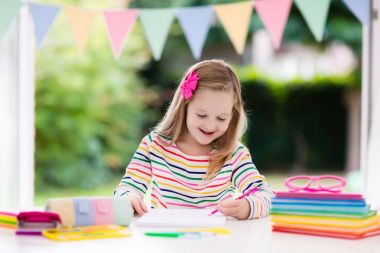 Çocuk için Okul ödevlerini yapıyor. Çocuklar öğrenmek ve boya.