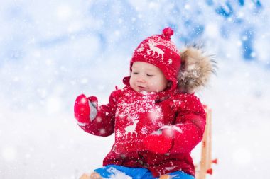 Çocuklar karda oynamak. Kış kızağı binmek çocuklar için