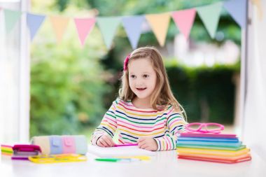 Çocuk için Okul ödevlerini yapıyor. Çocuklar öğrenmek ve boya.