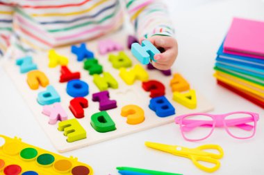 Çocuk için Okul ödevlerini yapıyor. Çocuklar öğrenmek ve boya.