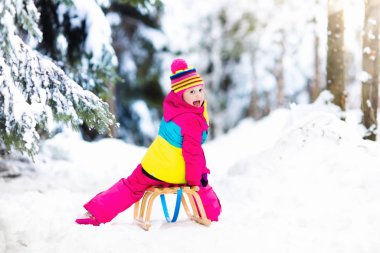 Kış park kızakta karda oynayan çocuk