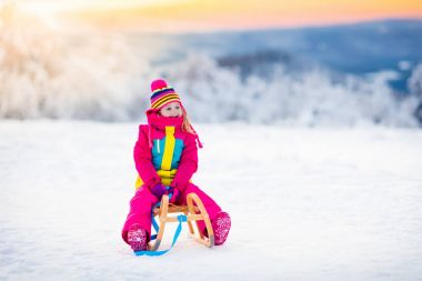 Kış park kızakta karda oynayan çocuk