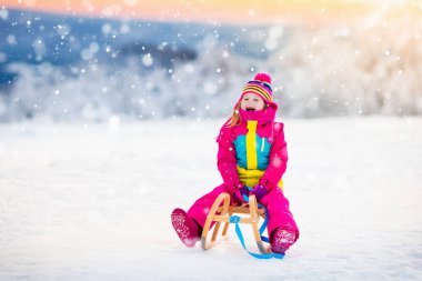 Kış park kızakta karda oynayan çocuk