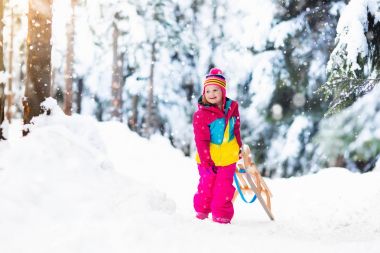 Kış park kızakta karda oynayan çocuk