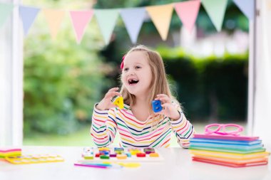 Çocuk için Okul ödevlerini yapıyor. Çocuklar öğrenmek ve boya.