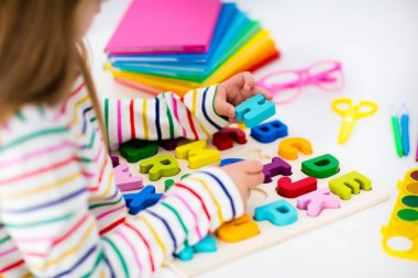 Çocuk için Okul ödevlerini yapıyor. Çocuklar öğrenmek ve boya.