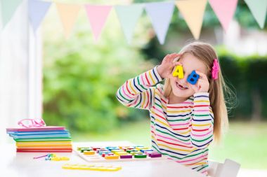 Çocuk için Okul ödevlerini yapıyor. Çocuklar öğrenmek ve boya.