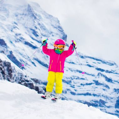 Kayak ve kar eğlenceli. Çocuk kış dağlarda. 