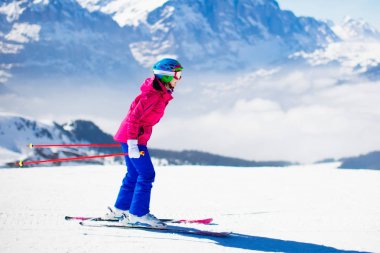 Kış dağlarda Kayak ve kar eğlenceli