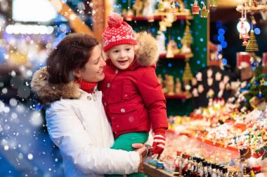 Aile Noel alışveriş sunar