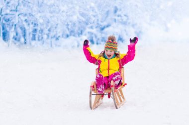 Çocuklar karda oynamak. Kış kızağı binmek çocuklar için