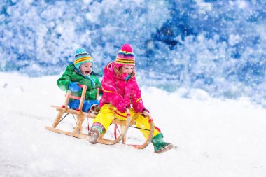 Çocuklar eğleniyor kızak üzerinde binmek