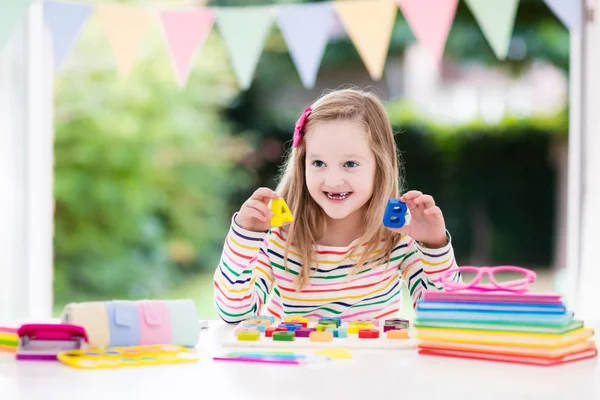 Çocuk için Okul ödevlerini yapıyor. Çocuklar öğrenmek ve boya.