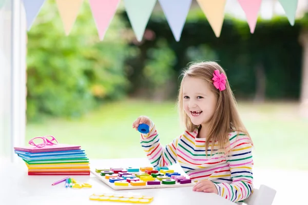 Child doing homework for school. Kids learn and paint. — Stock Photo, Image