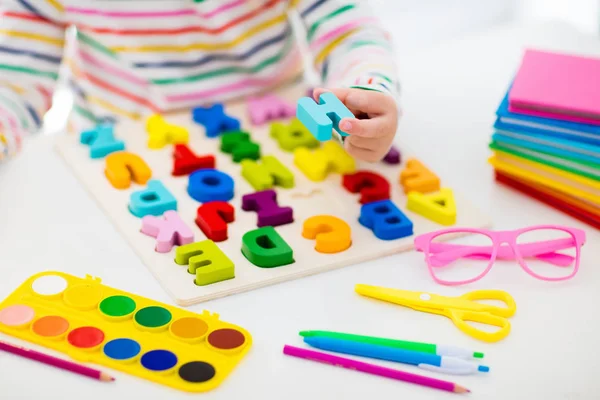 Çocuk için Okul ödevlerini yapıyor. Çocuklar öğrenmek ve boya.