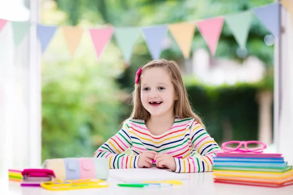 Çocuk için Okul ödevlerini yapıyor. Çocuklar öğrenmek ve boya.