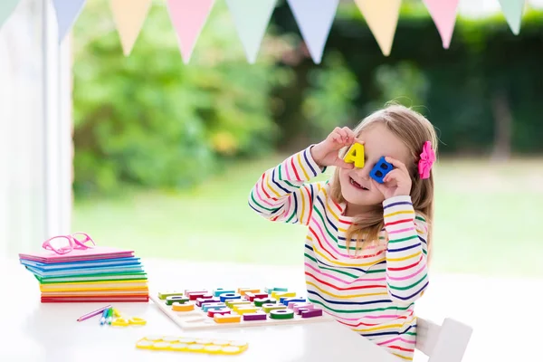 Çocuk için Okul ödevlerini yapıyor. Çocuklar öğrenmek ve boya.