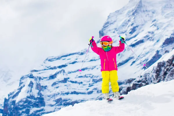 Esquí y nieve divertido. Niño en las montañas de invierno . —  Fotos de Stock