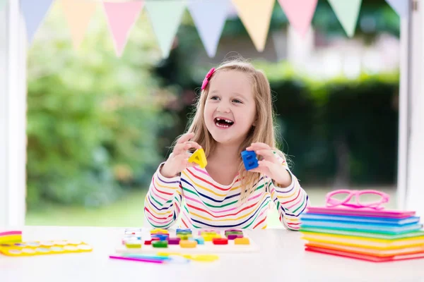 Kind huiswerk voor school. Kinderen leren en schilderen. — Stockfoto