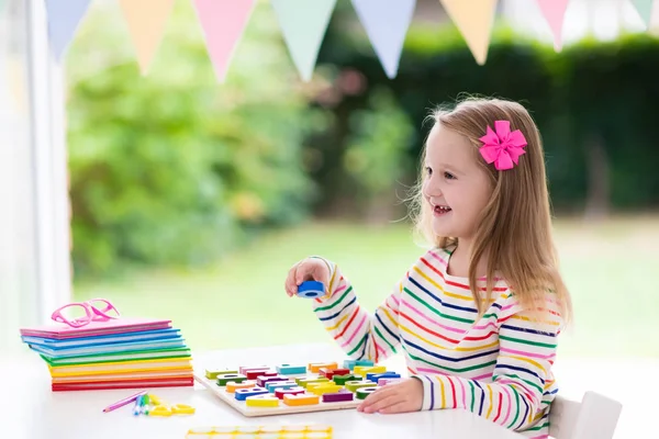 Çocuk için Okul ödevlerini yapıyor. Çocuklar öğrenmek ve boya.