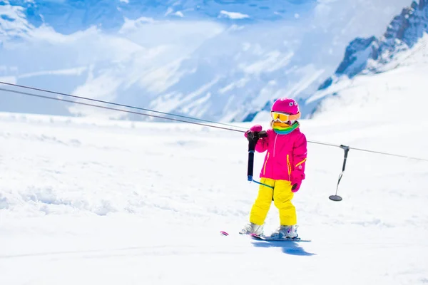 Παιδί στο λιφτ του σκι στο χιόνι άθλημα σχολείο στα βουνά του χειμώνα — Φωτογραφία Αρχείου