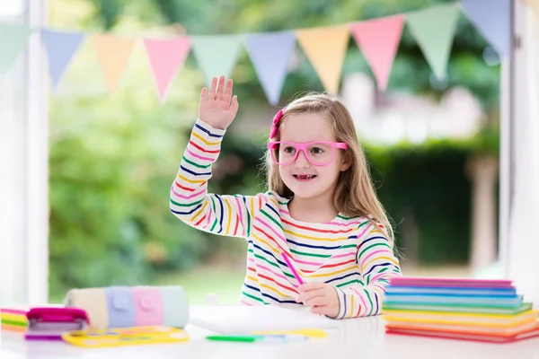 Child doing homework for school. Kids learn and paint. — Stock Photo, Image