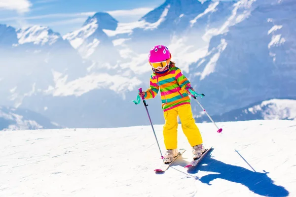 Ski et plaisir de neige. Enfant en montagne hivernale . — Photo