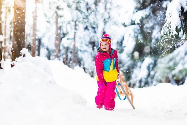 Kış park kızakta karda oynayan çocuk