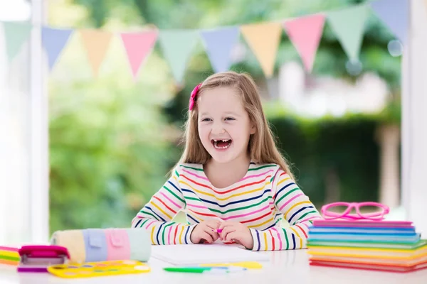 Çocuk için Okul ödevlerini yapıyor. Çocuklar öğrenmek ve boya.