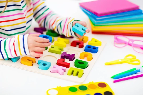 Kind huiswerk voor school. Kinderen leren en schilderen. — Stockfoto