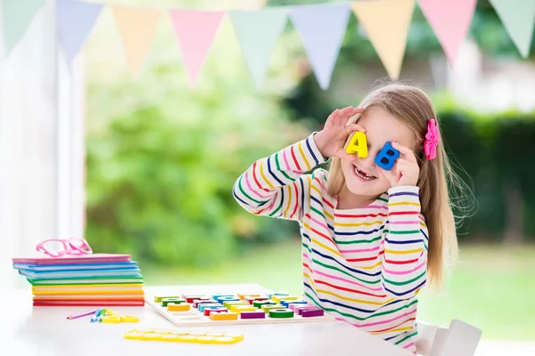 学校の宿題をしている子。子供たちが学び、ペイント. — ストック写真