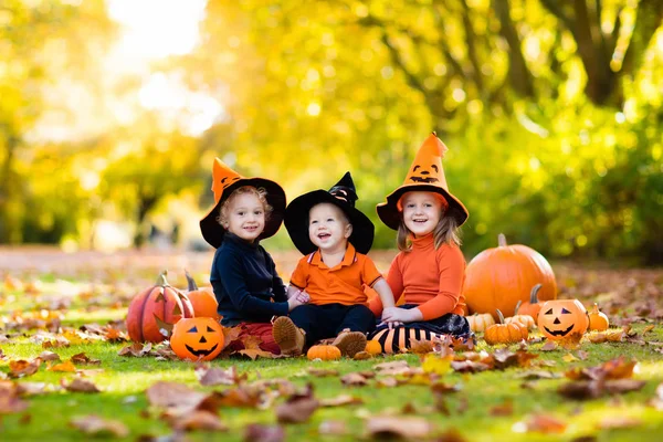 Дети с тыквами в костюмах на Хэллоуин — стоковое фото