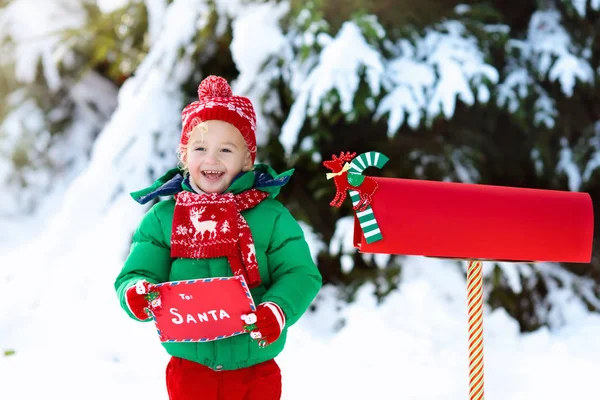 Πλαίσιο παιδί με γράμμα στον Άγιο Βασίλη στο Χριστουγεννιάτικη αλληλογραφία στο χιόνι — Φωτογραφία Αρχείου