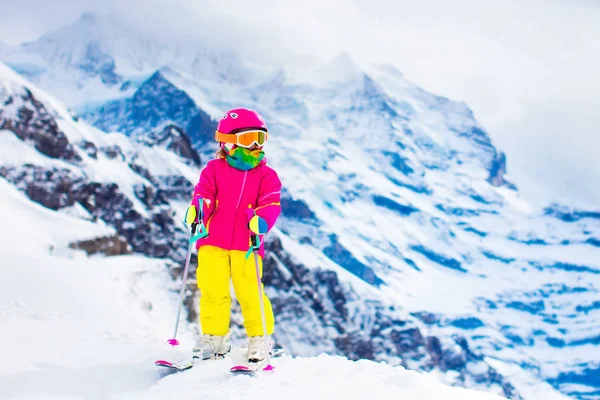 Esquí y nieve divertido. Niño en las montañas de invierno . — Foto de Stock