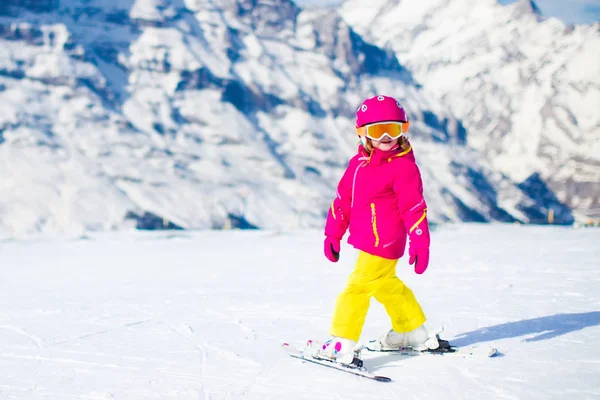 Skidor och snö kul. Barn i vinter berg. — Stockfoto
