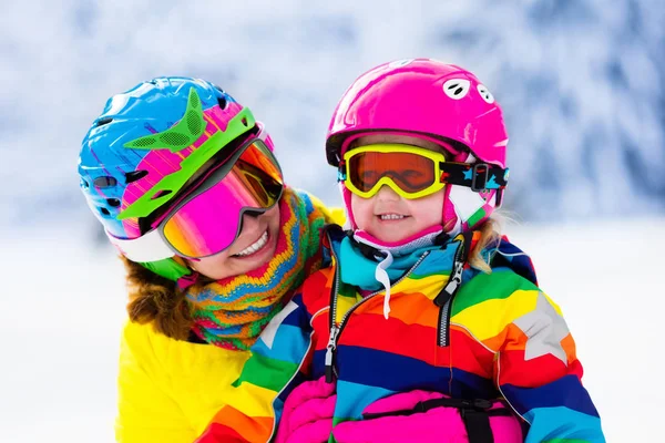 Sci per famiglie e divertimento sulla neve in montagna invernale — Foto Stock