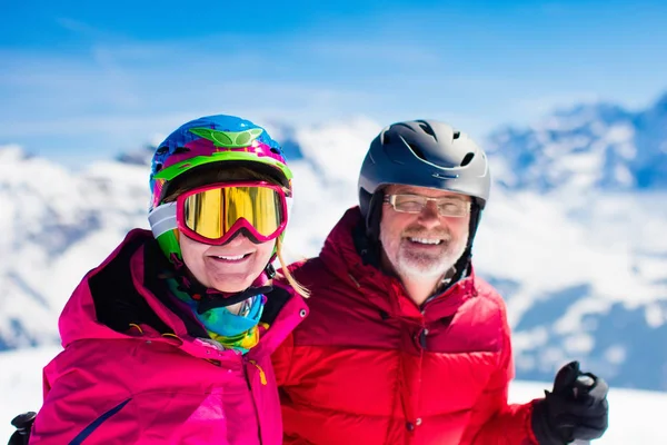 겨울 산에서 스키와 눈 재미 — 스톡 사진