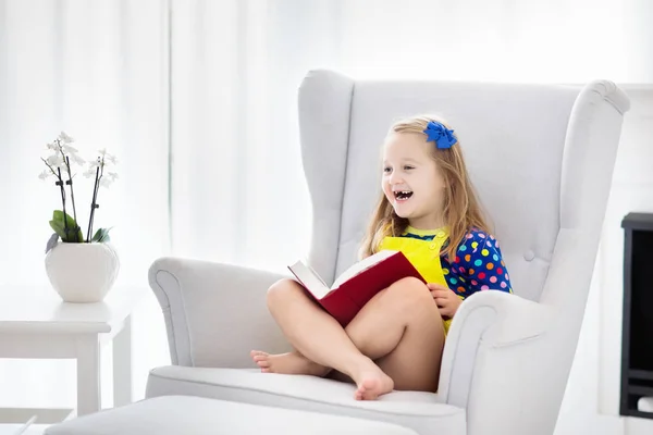 Child reading book. Kids read books. — Stock Photo, Image