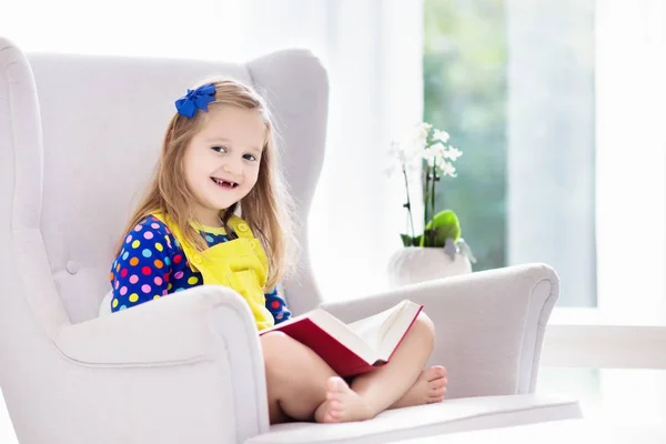 Livro de leitura infantil. Crianças lêem livros . — Fotografia de Stock