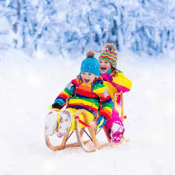 Çocuklar karda oynamak. Kış kızağı binmek çocuklar için