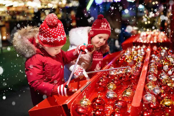 Діти на ярмарку Різдва. Діти купують різдвяні подарунки . — стокове фото