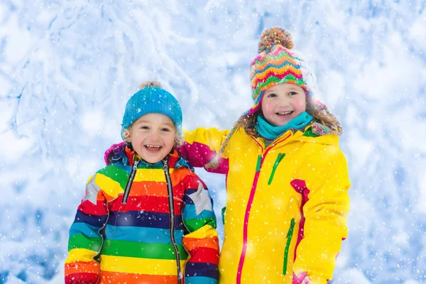 Dzieci bawić się na śniegu w zimie park — Zdjęcie stockowe