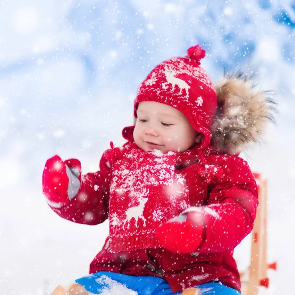 Çocuklar karda oynamak. Kış kızağı binmek çocuklar için