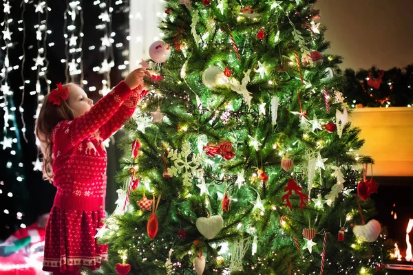 子飾るクリスマス ツリー。子供のためのクリスマス — ストック写真