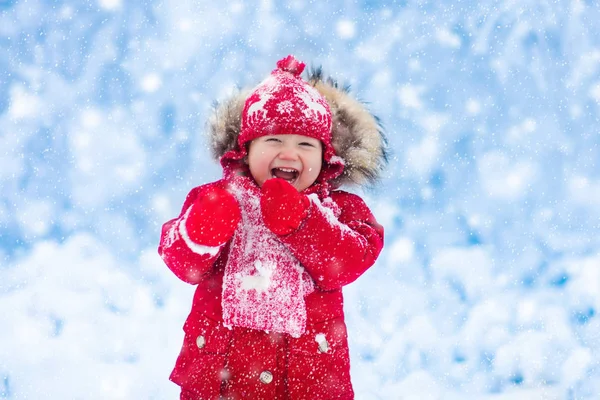 Bebê brincando com neve no inverno . — Fotografia de Stock