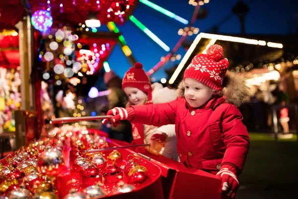 Kinderen op de kerstmarkt. Kinderen het winkelen van Kerstmis geschenken. — Stockfoto