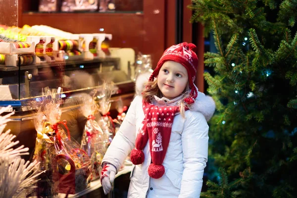 Kind auf dem Weihnachtsmarkt. Weihnachtsmarkt. — Stockfoto