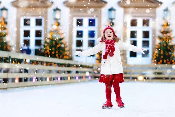 Çocukların buz pateni kış aylarında. Buz pateni çocuk için.