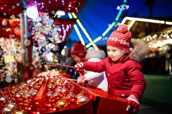 Kids at Christmas fair. Children shopping xmas gifts. — Stock Photo, Image